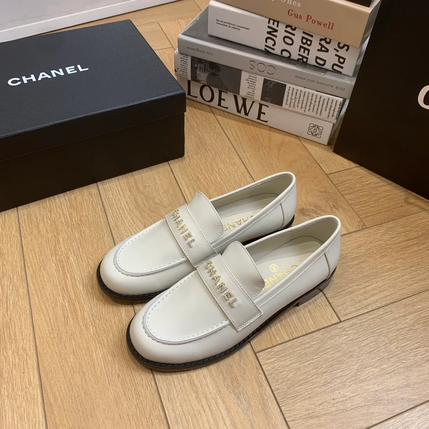 👟👟Ex-factory price 640👟👟 🍀2025 spring and summer new Chanel Chanel small diamond buckle monogram Loaf lazy half-slippers, which can be worn all year round. No matter when you wear them, they are very high-end and durable. When shopping, you can attract attention on the street! Easily travel between commuting and leisure occasions, becoming a carefree fashionable and elegant woman~ Upper: cowhide/butter Lining: lambskin Sole: Italian genuine leather outsole Size: 35-39 (40/41 customized, non-refundable and non-exchangeable 👉